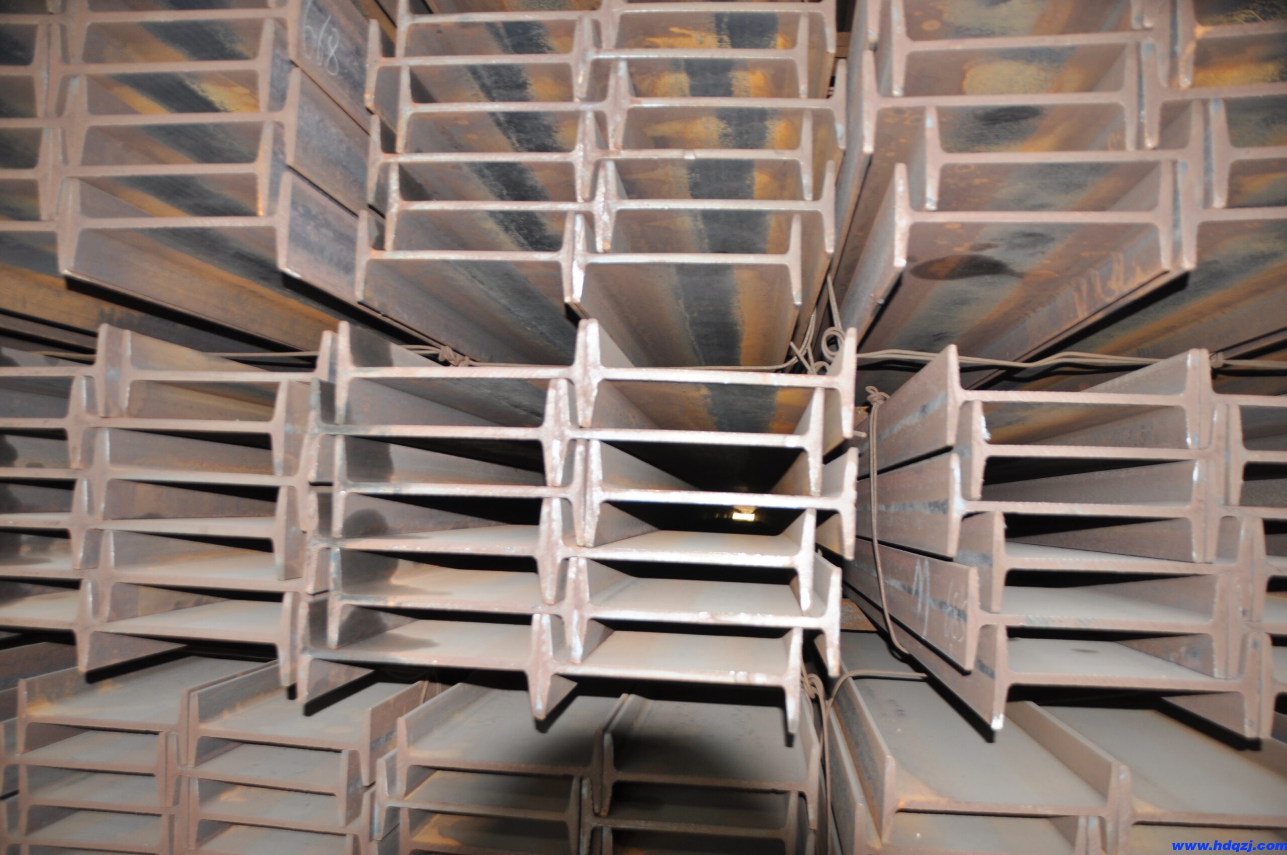 熱軋H鋼，HN窄翼緣H型鋼、HM中翼緣H型鋼、HW寬翼緣H型鋼